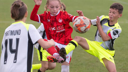 Szenen des Endspiels 1. FC Kaiserslautern (rote Trikots) gegen Borussia Dortmund.