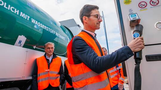 Stadt Freiburg eröffnet Wasserstofftankstelle für Müllautos