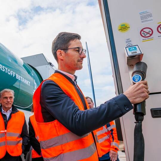 Stadt Freiburg eröffnet Wasserstofftankstelle für Müllautos