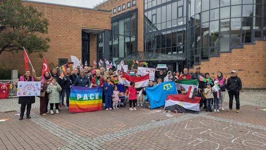 Ein farbenfrohes Bild der internationalen Gemeinschaft: Auf dem Kelterplatz versammeln sich rund 40 Menschen aus verschiedenen L