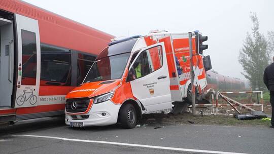 Regionalzug kollidiert mit Krankenwagen
