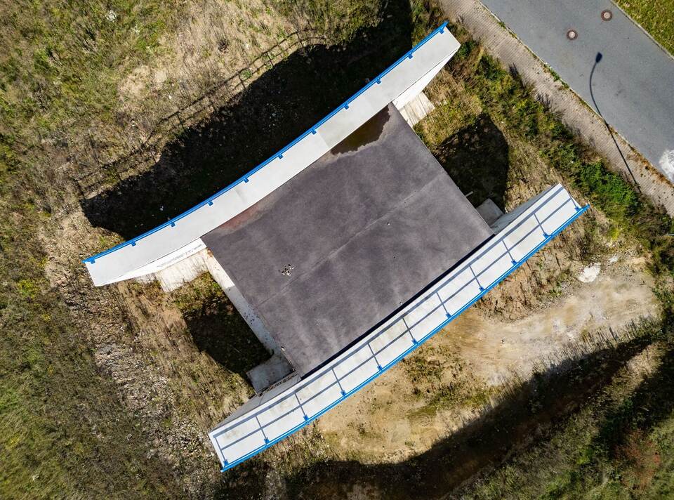 Brückenbauwerk auf Wiese