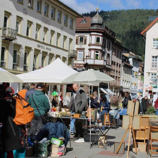 Schnäppchen und Raritäten gibt es wieder beim Antik- und Trödelmarkt auf dem Bad Wildbader Kurplatz. Ulrike Knöller