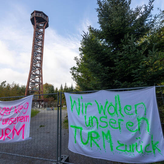 Greller Widerstand am Bauzaun um die „Hohe Warte“.