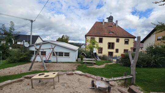 Nach dem Auszug der Kindergartenkinder steht das ehemalige Rat- und Schulhaus in Steinegg leer. Gemeinderat Hasan Akbaba (Bürger