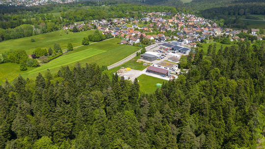 In Schwarzenberg besteht schon lange ein Gewerbegebiet (die Bebauung vor dem Ort). Nun soll es einen weiteren Bauabschnitt geben