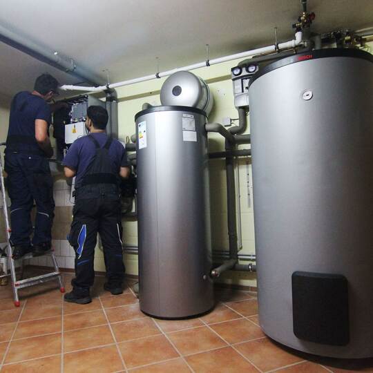 Handwerker stellen eine Wärmepumpe ein