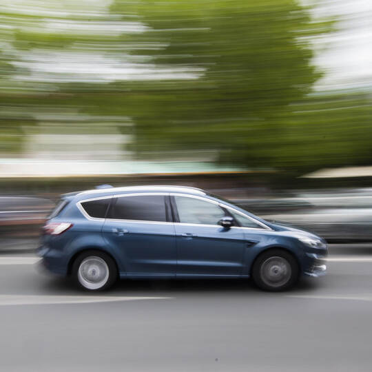 Der Mann steuerte mehrfach in den Gegenverkehr. Julian Stratenschulte/dpa Änderungen Bußgeldkatalog