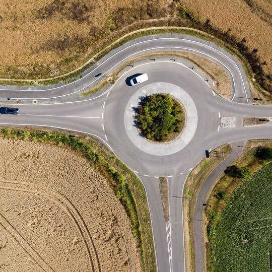 Luftaufnahme eines Kreisverkehrs