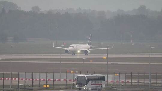Nach Drohnensichtung am Flughafen München - Flugbetrieb