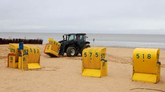 Strandkörbe vor erwarteter Sturmflut gesichert