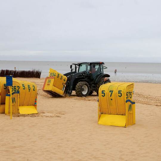 Strandkörbe vor erwarteter Sturmflut gesichert
