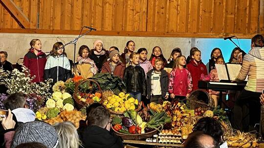 Der Kinderchor der Hoffnungsgemeinde gestaltet den Erntedankgottesdienst musikalisch mit. Steffen Reinhold