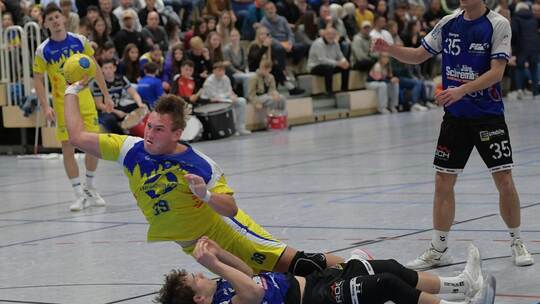 Voller Einsatz, wie hier bei Nils Pollmer (am Ball) – am Ende aber lag doch der HC Neuenbürg am Boden. Michael Ripberger