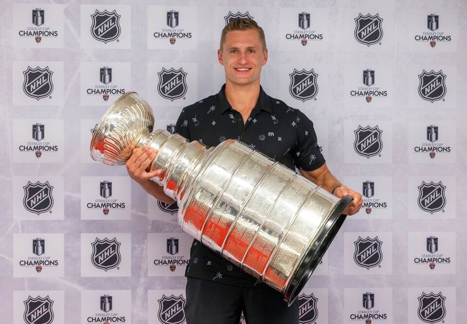 NHL-Champion Nico Sturm mit Stanley Cup