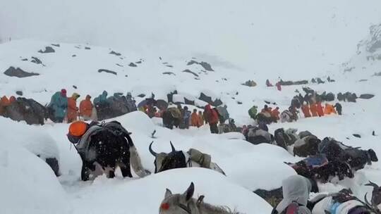 Kletterer am Mount Everest durch Schneefall eingeschlossen Kletterer am Mount Everest durch Schneefall eingeschlossen