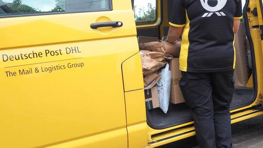 Pakete an einen Tiefenbronner Bürger sollten auf der Straße abgefangen werden, doch die Post/DHL-Zustellerin merkte, dass da etw