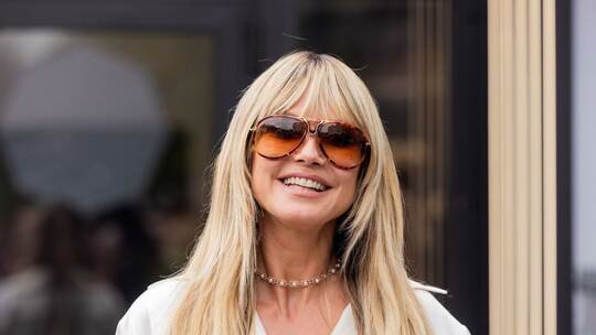 Döner essen ohne Kleckern – Heidi Klum versucht es in Berlin