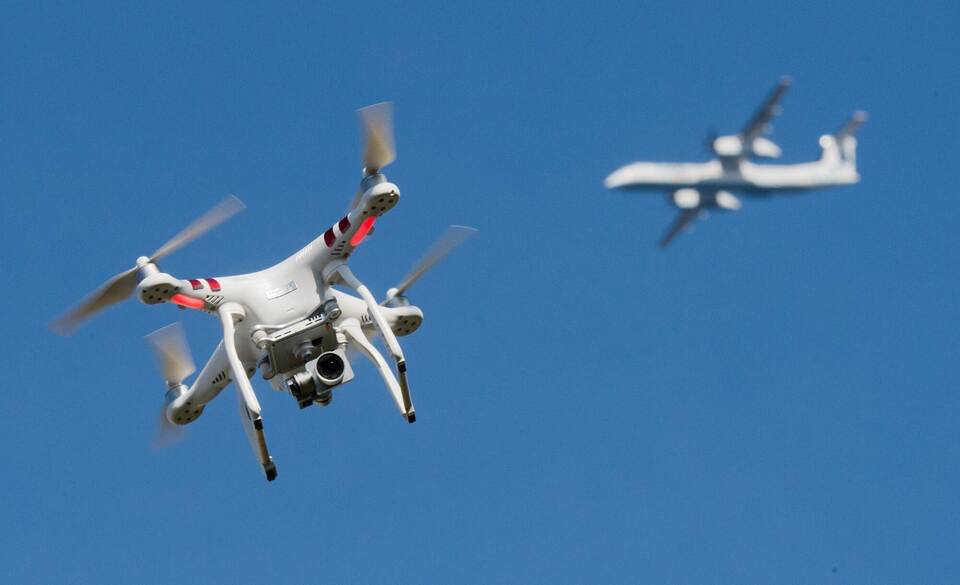 Drohne und Flugzeug