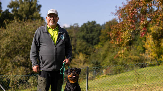 Rottweiler-Züchter Rolf Kübler aus Engelsbrand mit seiner Hündin Frida.