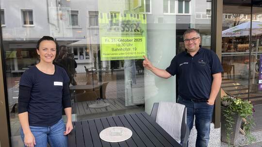 Mitarbeiterin Bojana Aßmus und Geschäftsinhaber Oliver Höhner freuen sich über die zahlreichen Veranstaltungen, die in den komme