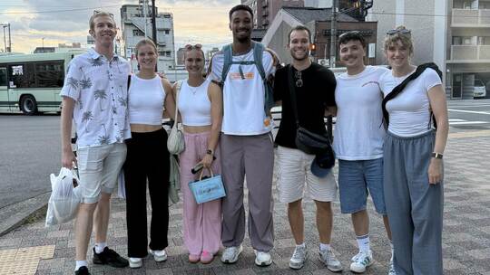 Was für ein Zufall: In Japan trafen WM-Touristen der TSG Niefern einen Weltmeister (von links Marcel Kilian, Natalie Knörnschild