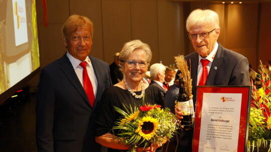 Urkunde für Bernd Kielburger, Blumen für Ehefrau Ingrid: Gert Rudolph (links), Präsident des Badischen Sportbunds Nord ehrt sein