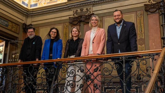 Gehen mit den Gastgebern ins Gespräch: (von links) Stefan Möhler, Katharina Kimmich, Stefanie Bott und Marco Gauger.Foto: Röhr Wildbad Tourismus Dialog