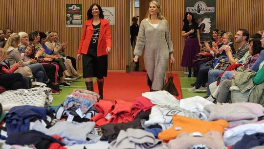 Die Modenschau am Sonntag gilt als Highlight des Secondhand-Kleidermarkts in der Würmtalhalle in Tiefenbronn-Mühlhausen. Dort la