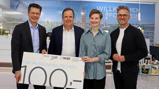Freuen sich über die Ausgabe des 500. Begrüßungsgutscheins für Studierende): WSP- Wirtschaftsförderer Markus Epple, Hochschulrek