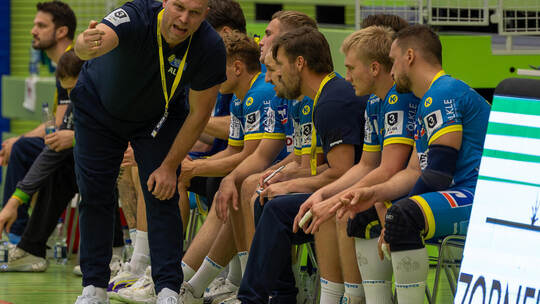 „So müssen wir das machen!“ SG-Trainer Alexander Lipps gibt den Spielern klare taktische Anweisungen. Ralf Becker
