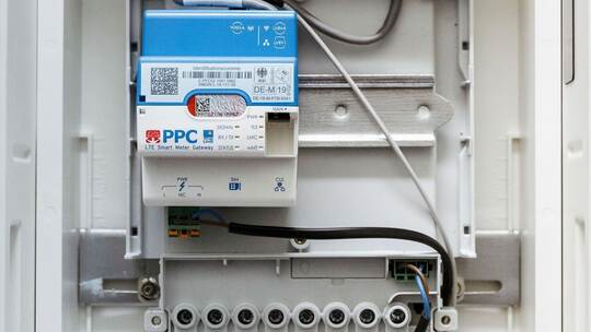 Smart Meter hängt in einem Schaltkasten