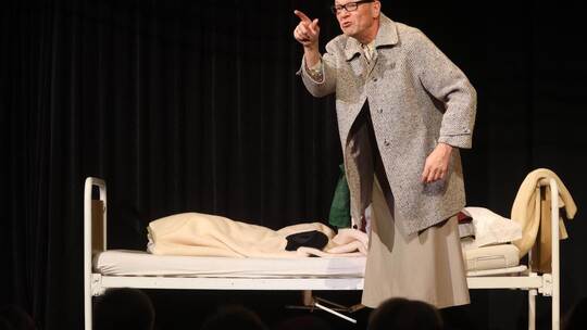 Schauspieler Achim Conrad schlüpft wechselweise in die Rolle einer demenzkranken Frau und deren Sohn. marlene janik