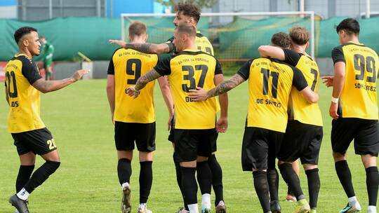 Jubeln zusammen und legen auch schon mal paar Euros zusammen, wenn es darum geht, einen Trainingsplatz anzumieten, weil der eige