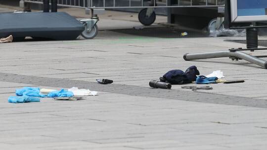 Polizei schießt auf belebter Einkaufstraße auf bewaffneten Mann