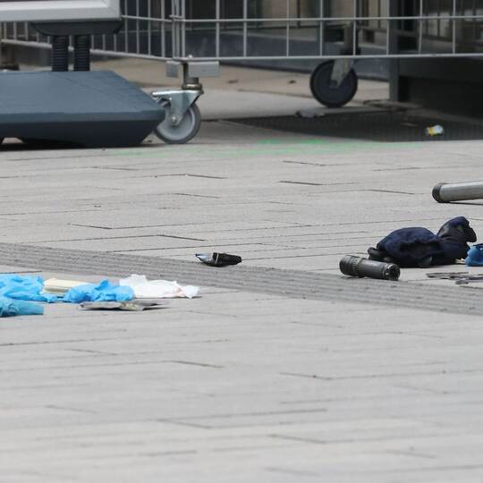 Polizei schießt auf belebter Einkaufstraße auf bewaffneten Mann