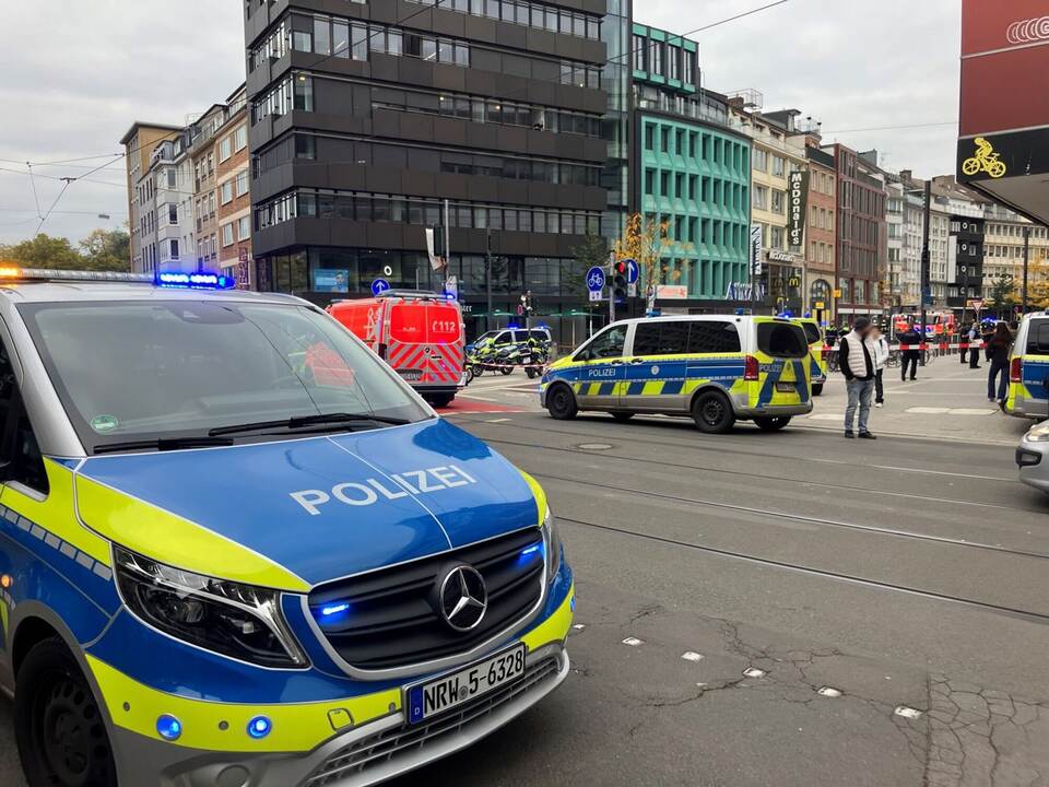 Polizei schießt auf belebter Einkaufstraße auf bewaffneten Mann Polizei schießt auf belebter Einkaufstraße auf bewaffneten Mann