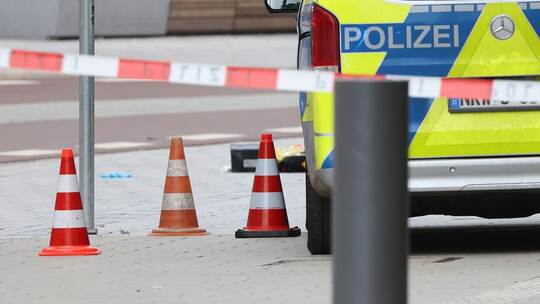 Polizei schießt auf belebter Einkaufstraße auf bewaffneten Mann Polizei schießt auf belebter Einkaufstraße auf bewaffneten Mann