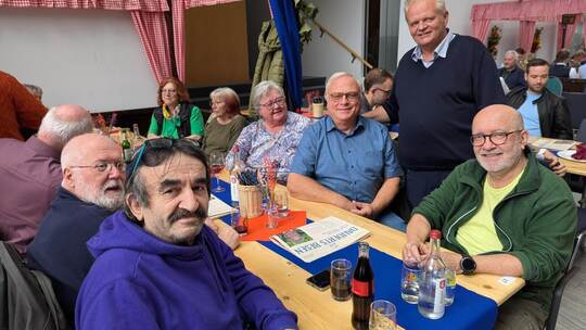 Bekannte Gesichter und Heuriger-Gemütlichkeit im neuen Besen: Frank Daudert steht neben Bernhard und Rosmarie Pischzan am legend