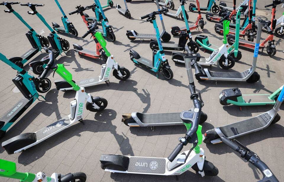 E-Scooter verschiedener Anbieter stehen kreuz und quer