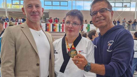 Begeistert von einer überragenden Leistung: Technik-Taekwondo-Bundestrainer Marcus Keterniß, Deutsche Meisterin Joy Schreiber un