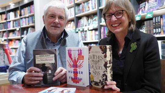 Erika Föst leitet die Thalia-Buchhandlung in Pforzheim und freut sich mit Autor Norbert Weimper auf die Veranstaltungen im Herbs