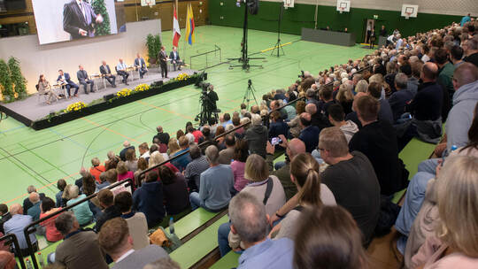 Rund 800 Menschen besuchen die Kandidatenvorstellung für die Mühlacker OB-Wahl in der Enztalsporthalle, um sich ein Bild über di