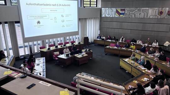 Rund 60 Ukrainerinnen und Ukrainer nehmen am Donnerstag im Rathaus am ersten Austauschtreffen des „Brückenforums“ teil. Ziel der