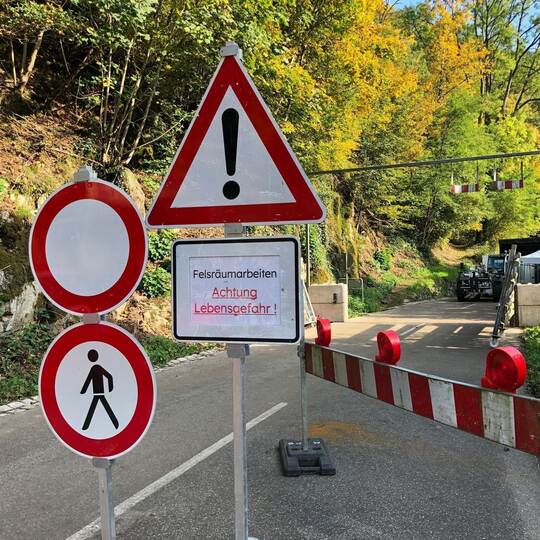 Gesperrte Albtalstraße im Schwarzwald