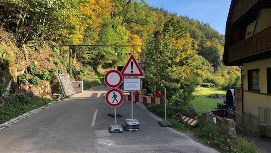 Gesperrte Albtalstraße im Schwarzwald