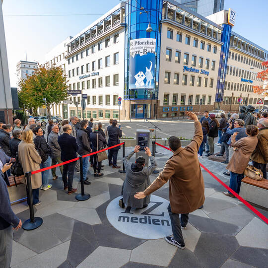 Was im Vordergrund auf dem PZ-Medien-Aktionsstein passiert, wird im Hintergrund von einer App auf dem PZ-Nova-Riesenbildschirm i Einweihung PZ Nova