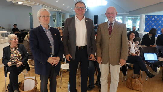 Wenzel Philipp, der Vorsitzende der DPG, Referent Andrzej Kaluza und der stellvertretende Vorsitzende Peter Benkner gestalten d