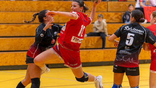 Nicht zu stoppen waren die Oberliga-Handballerinnen der TG 88 Pforzheim (im Bild Ajlina Becirovic, beim Wurf) gegen Heddesheim.