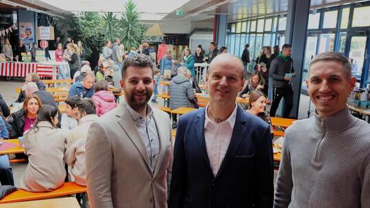 Über ein gelungenes Schulfest freuen sich mit dem kommissarischen Schulleiter Thorsten Metschurat (Mitte) Fachbereichsleiter Ben